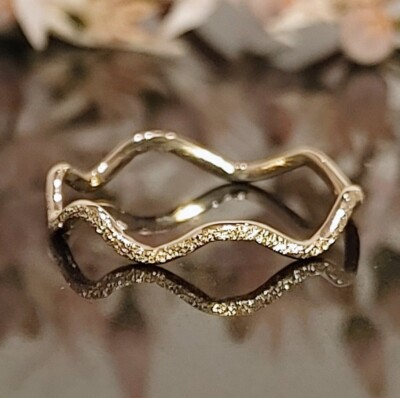 Goldring gewellter Sternenstaub - 14k 10k massiv Gold strukturiertes Band, zierlicher Vorsteckring