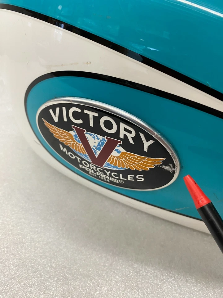 Victory POLARIS 02-06 Classic Cruiser tanque de combustible gasolina insignias emblema verde azulado y blanco Foto 3 de 4