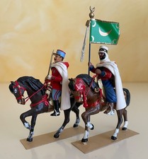 2 Figurines Spahis Algériens. Lucotte. Officier + Porte Fanion (L0)