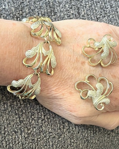 Sarah Coventry 1971 “Frosted Feathers” Silver & Goldtone Bracelet & Earrings - Picture 3 of 9