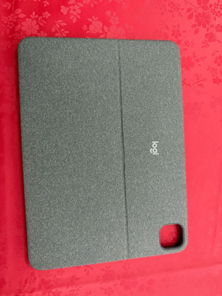 Logitech Combo Touch Trackpad Keyboard Case iPad Pro 11, 1st - 4th Gen - Image 4 of 4