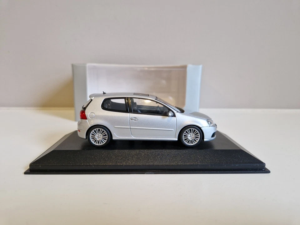 Minichamps 1/43 Volkswagen VW Golf R32 - Argento - 2005 Dealer Edition - Immagine 3 di 4