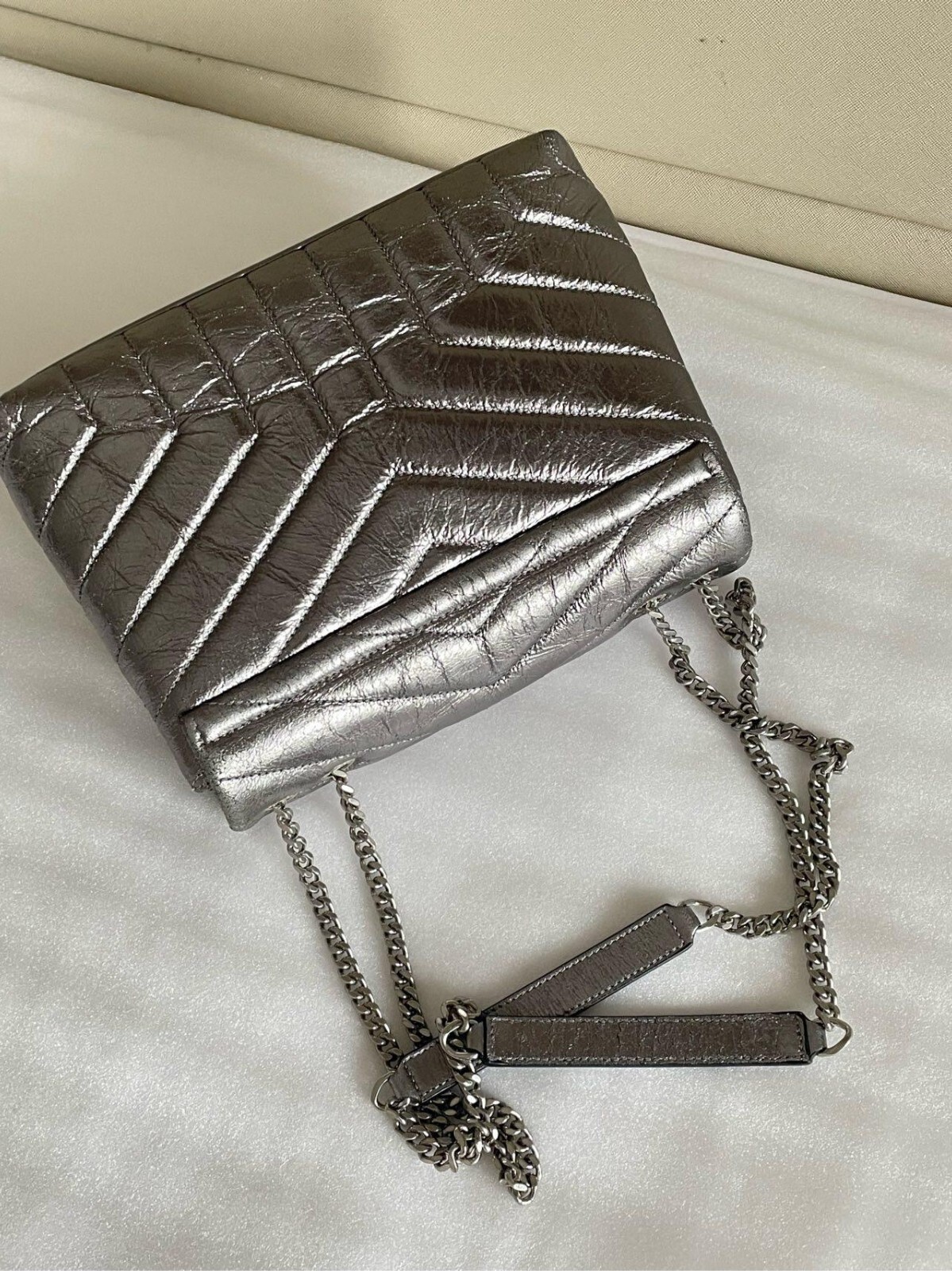 SAINT LAURENT Autentica borsa a tracolla Edgy YSL Loulou realizzata in pelle di vitello argento