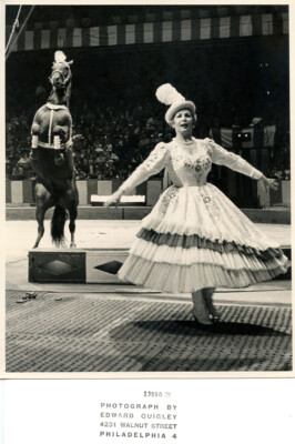 Reitzirkus Pferdetrainer auf der Bühne Vintage Kunst Foto von Edward Quigley