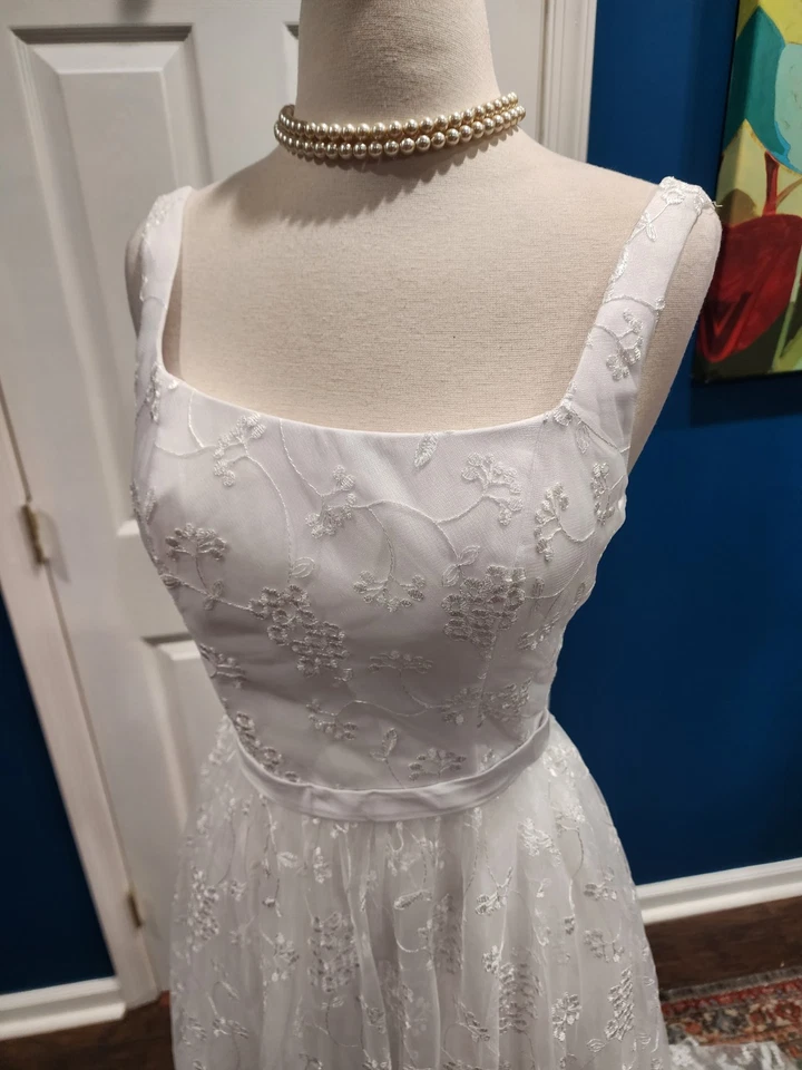 Encantadores vestidos de novia de encaje línea A talla 2 apliques vestido de novia tren de barrido Foto 2 de 4