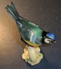 Meise in porcellana dipinta a colori su tronco/ramo