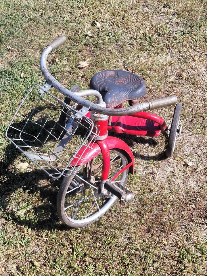 Triciclo antiguo de metal rojo para niños/niñas de 1948 con cesta de alambre y neumáticos de goma dura Foto 3 de 4
