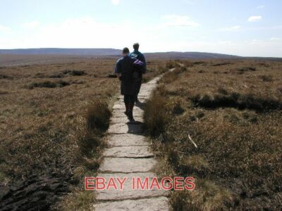 FOTO DER PENNINE-WEG IN DER NÄHE DES KRUMMEN CLOUGH IN Richtung südwesten. 2002