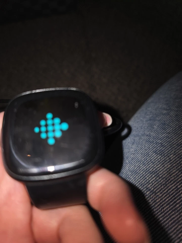 Fitbit Versa 4, photo 3 of 5