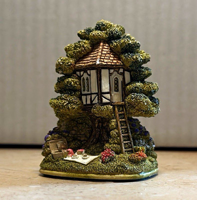Enesco The British Collection  Tree Tops  Puppenstube Miniaturhaus im Baum