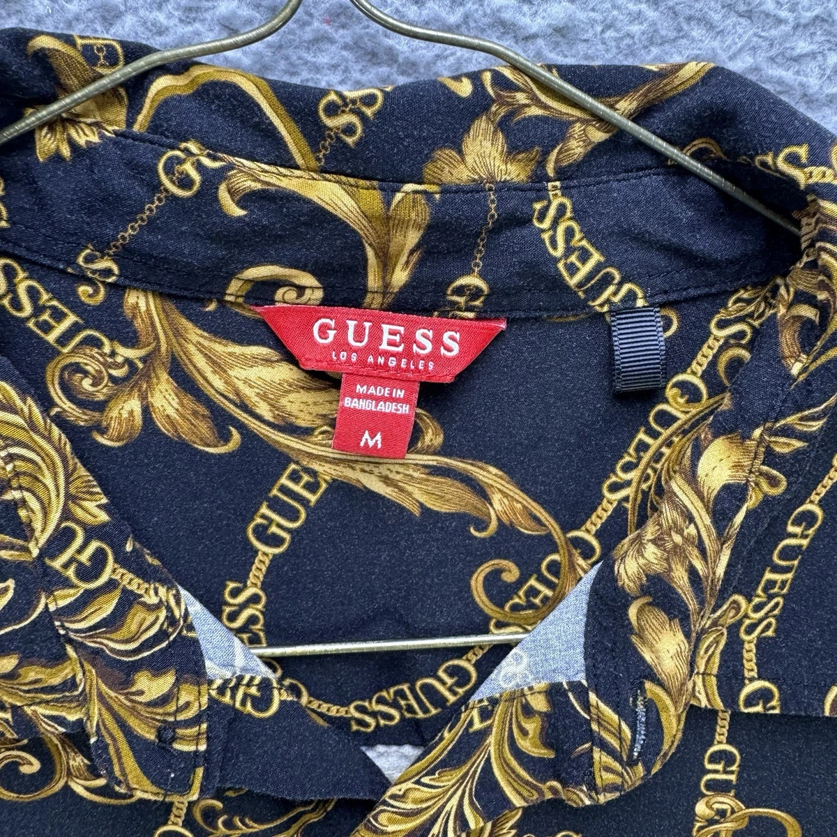 Camisa Guess con botones para hombre mediana negra dorada barroca con estampado de cadena AOP