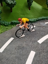 CYCLISTE Roger maillot jaune Tour de France miniature 1/32e