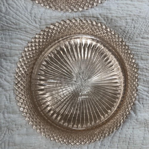pair of pink depression glass 10 Inch plates with pretty design - Picture 5 of 5