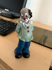 Gilde Clown Blumen hinter dem Rücken