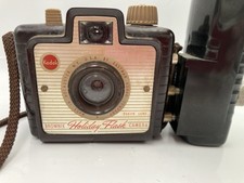 VINTAGE KODAK BROWNIE HOLIDAY FLASH CAMERA 1950'S With Flash UNTESTED