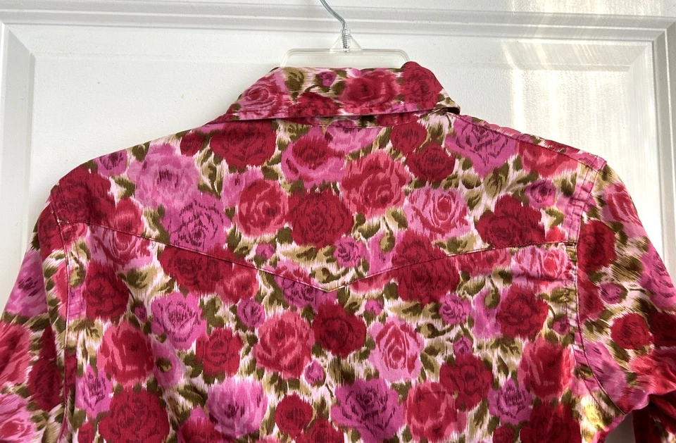 Camisa para mujer Lucky Brand pequeña rosa roja rosa floral perla occidental algodón a presión Foto 3 de 4