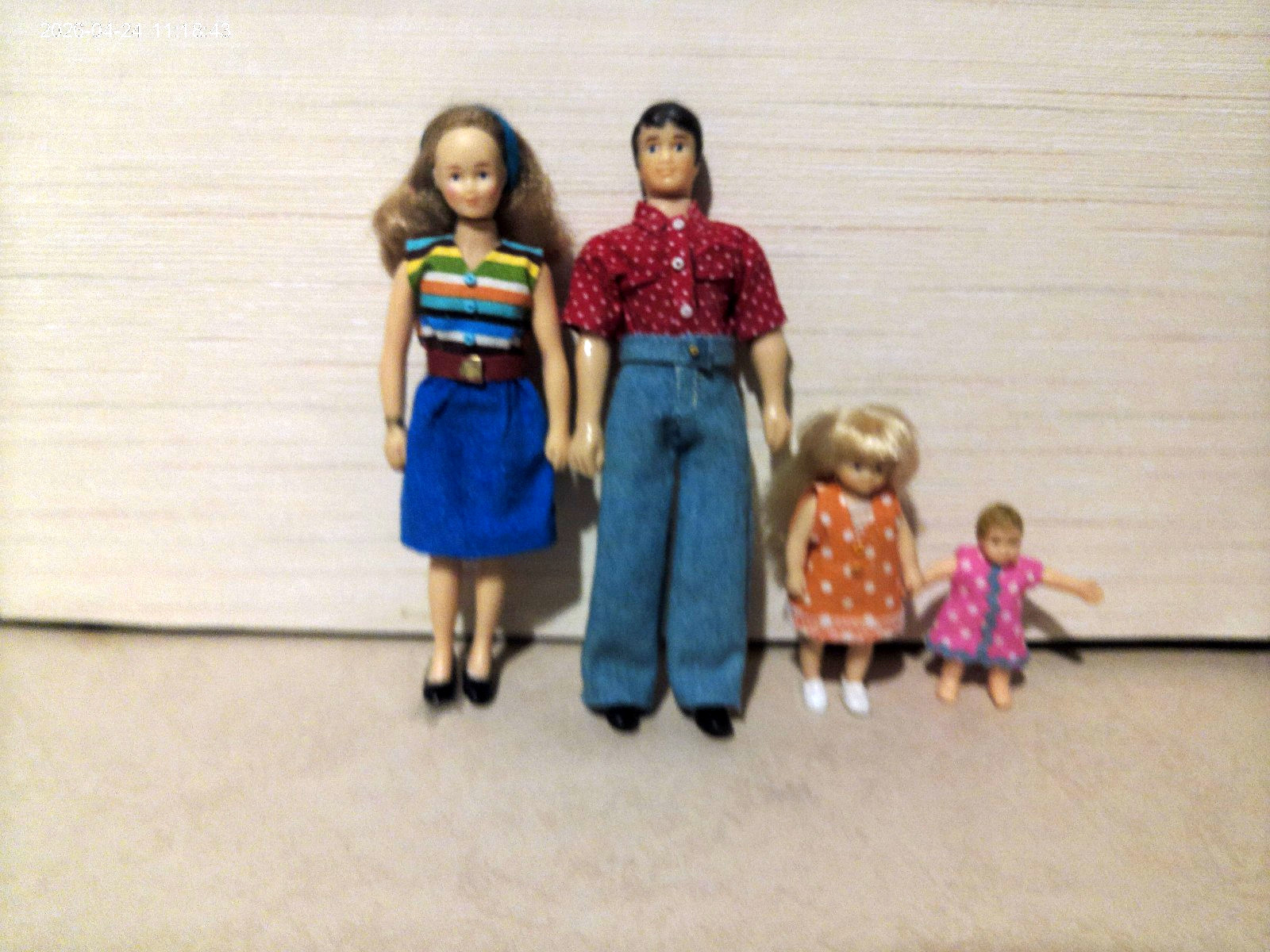Dollhouse Miniature Doll Set Of 1/12" Scale  Family Of 4