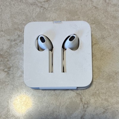 Apple EarPods Lightning Connector White In-Ear Built-In Microphone
