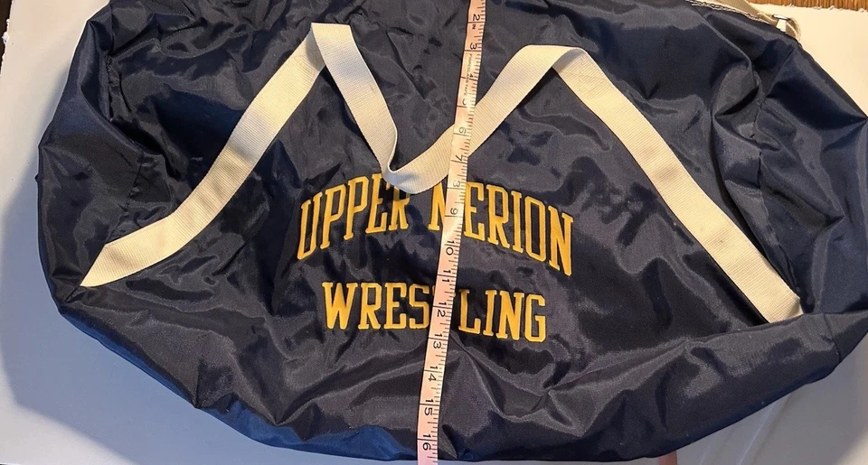 LUCHA LIBRE MERIÓN SUPERIOR impresa en texto amarillo. Cuenta con dos correas color lite Foto 3 de 4