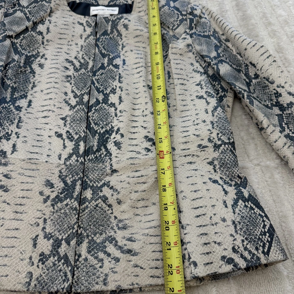Chaqueta de cuero con estampado de serpiente Newport News talla 10 Foto 2 de 4