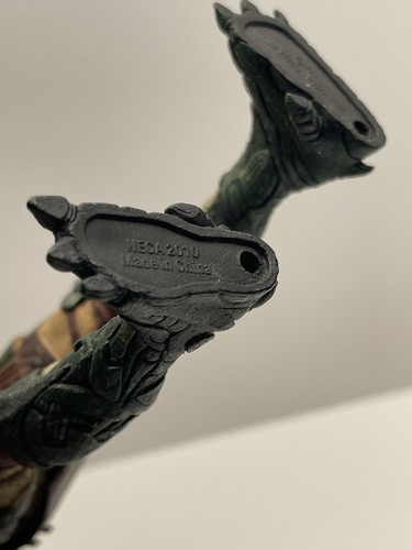 RARE NECA TRACKER PREDATOR 7" BROKEN TUSKS GOOD CONDITION - Picture 15 of 16