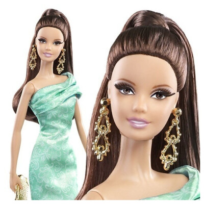 a barbe doll wth blonde har wearng a blue dress and large earrngs