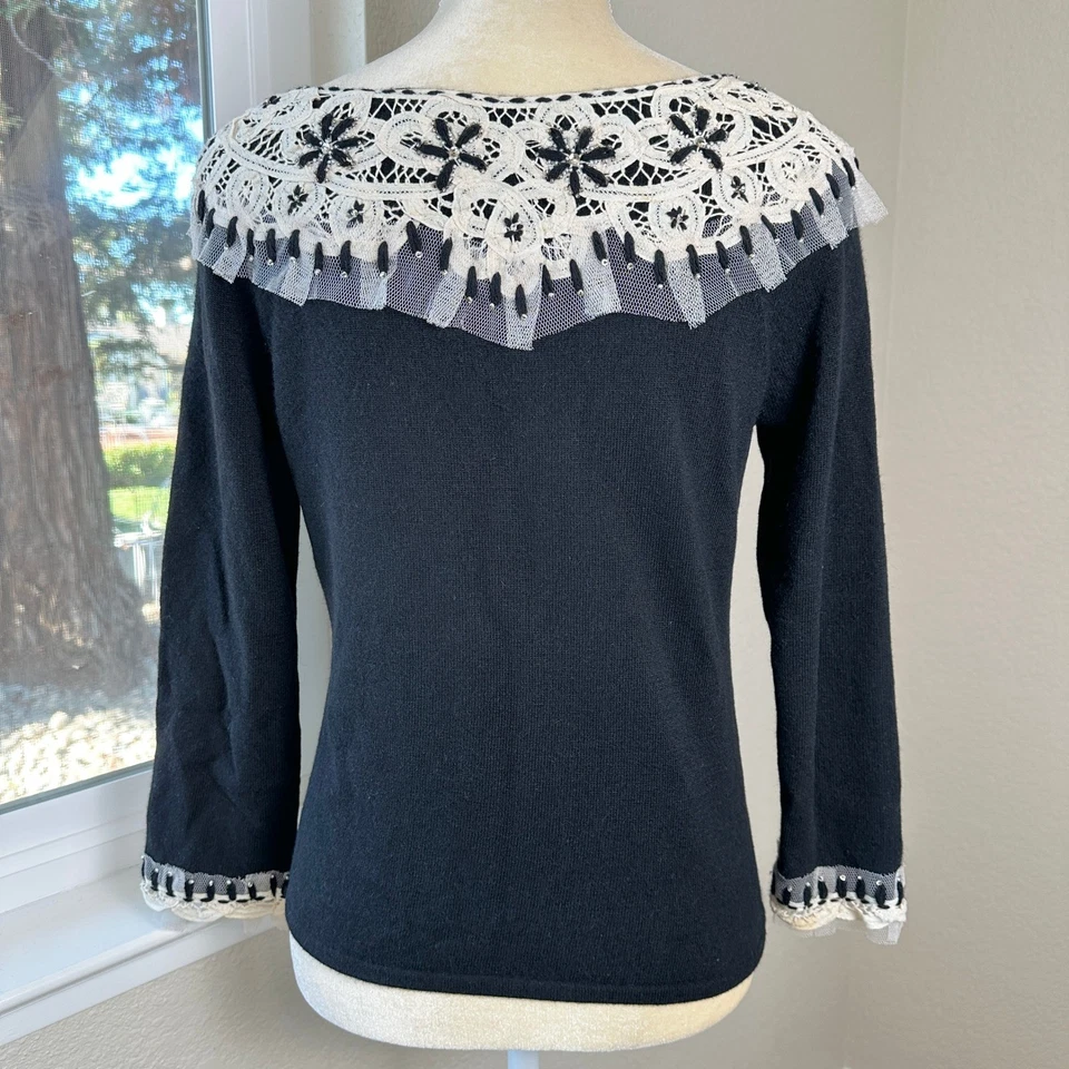 Suéter Sleeping on Snow Anthropologie Mujer M Negro Blanco Crochet Encaje Cuentas Foto 2 de 4