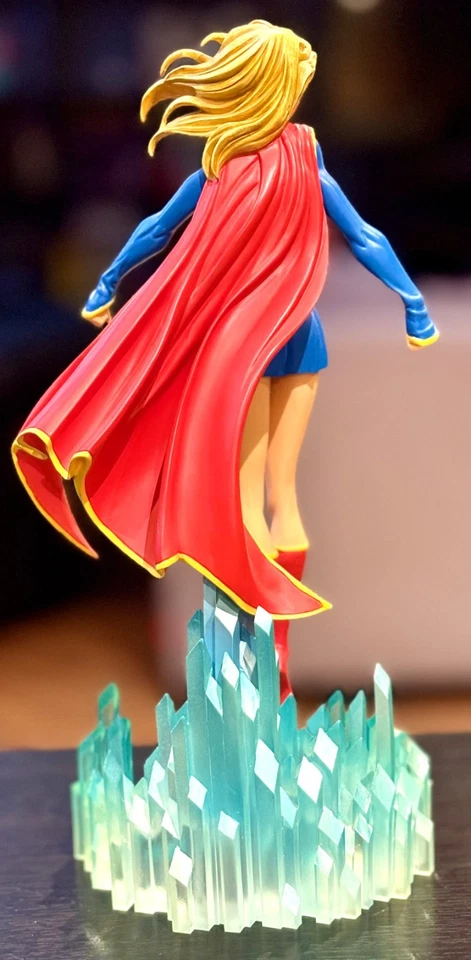 DC DIRECT SUPERGIRL STATUE DESIGNED BY MICHAEL TURNER LIMITED EDITION OF 2500 - Image 2 of 4
