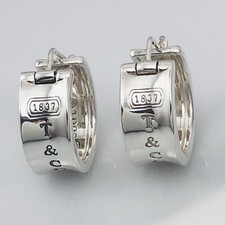 Orecchini Huggie a cerchio Tiffany T&CO 1837 in argento sterling