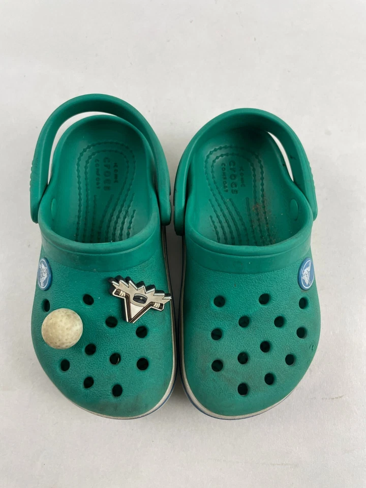 Crocs Zapatos Niños Talla 8 Verde Sandalias Sin Cordones *Pelota de Golf Hockey Jibbitz* Foto 3 de 4