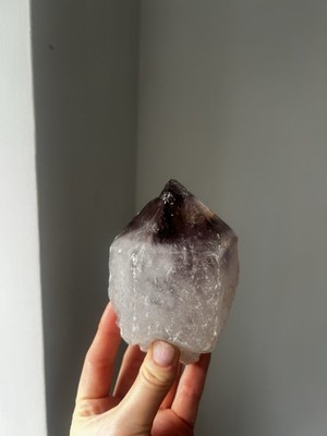 Großer roher Amethyst Wurzelspitze Kristall mit polierter Spitze aus Brasilien