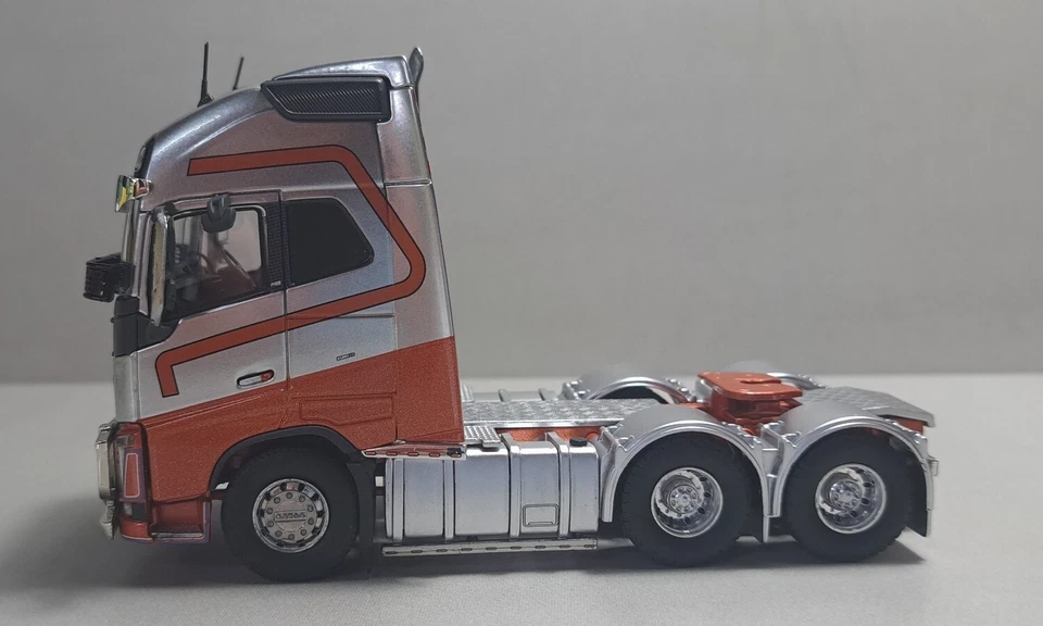1:50 Tekno - TEK83199 - Volvo FH16 Prime Mover - Serie DownUnder - Rojo/Plateado Foto 2 de 4