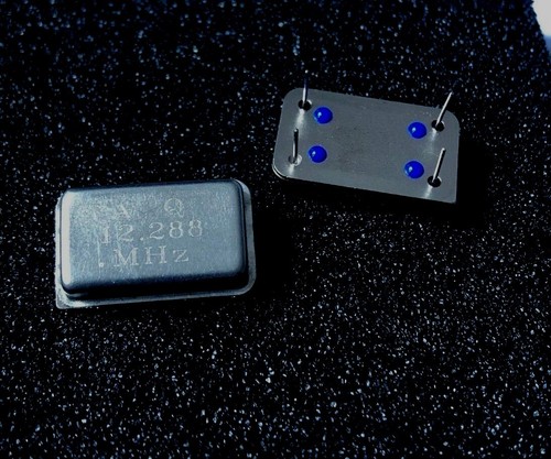 CRYSTAL OSCILLATORS DIP8 or DIP14 4 PIN FREQUENCIES 1 - 125MHz 2 PIECES K11 - Afbeelding 15 van 44