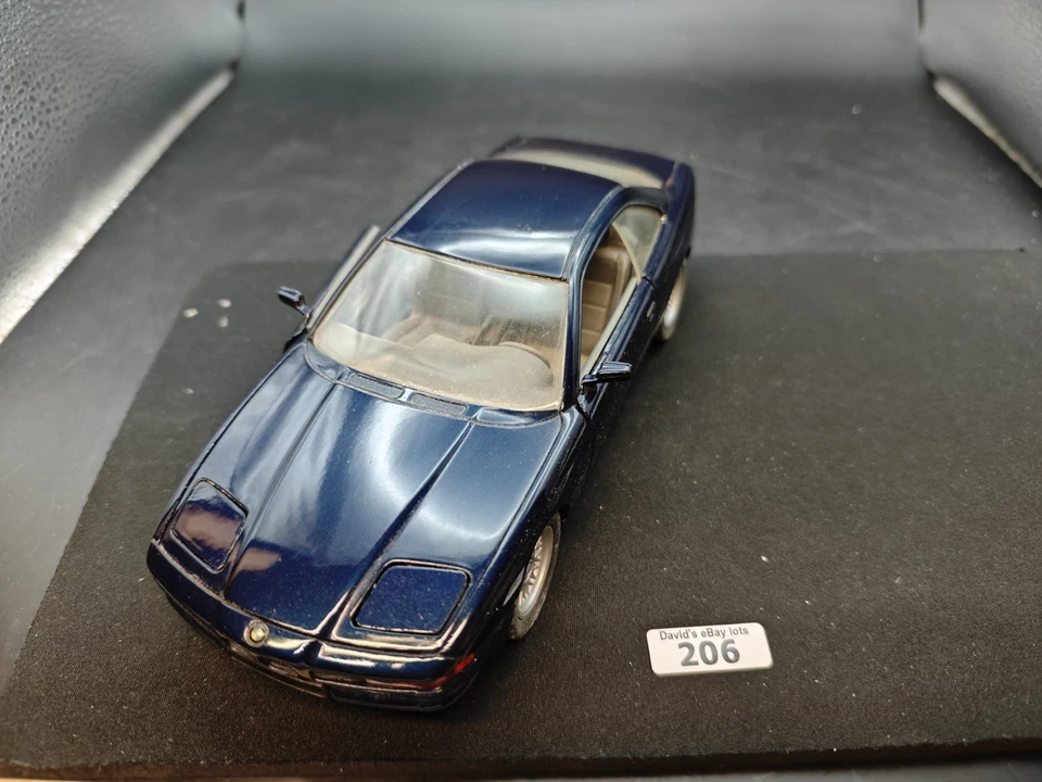 Genuine BMW dealer Schabak 1:24 die cast - BMW 850i - Dark Metallic Blue (206) - Image 2 of 4