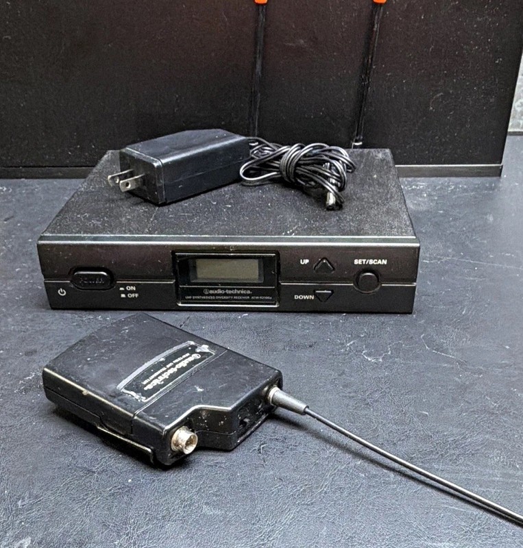 Audio-Technica ATW-R2100a1 UHF Diversity Receiver + ATW-T210a1 Bodypack