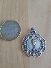 Médaille religieuse ouvragée en argent et or calice