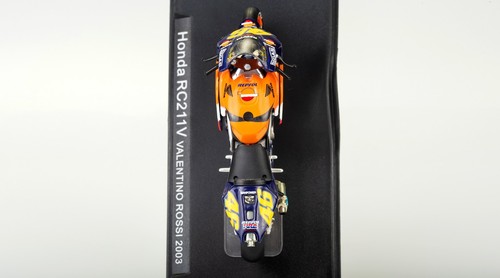 Honda RC211V Valentino Rossi 46 2003 Scala 1:24 Modellino MotoGP World Champion - Foto 13 di 14