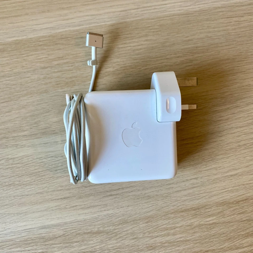 Apple Retina MacBook Pro - 2015 - 15" Display - i7 2.2GHz - 512GB SSD - 16GB RAM - Image 4 of 4