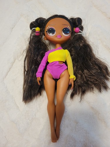 LOL OMG Bambola Ginnastica Capelli Castani Costume da Bagno Bambina Giocattolo - Foto 1 di 4