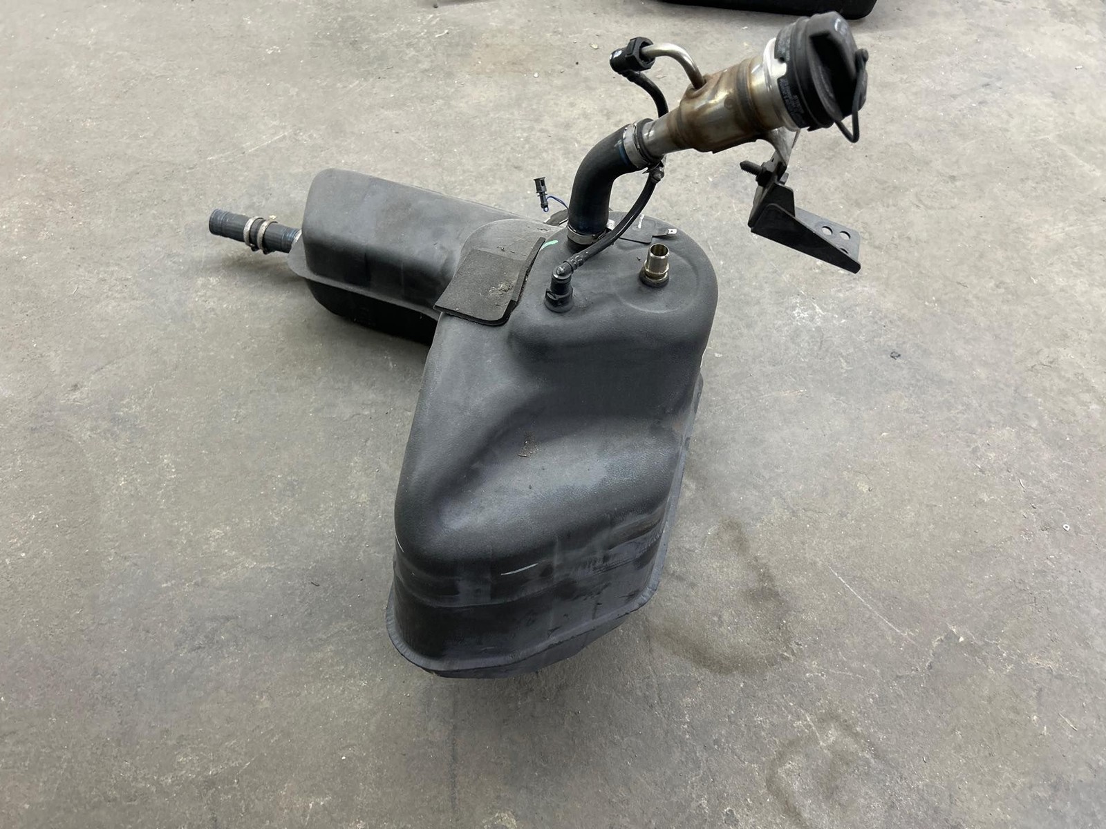 420201022AL RH Coupe Fuel Tank Assembly AUDI R8 10 11 12 13 14 15 (MK)
