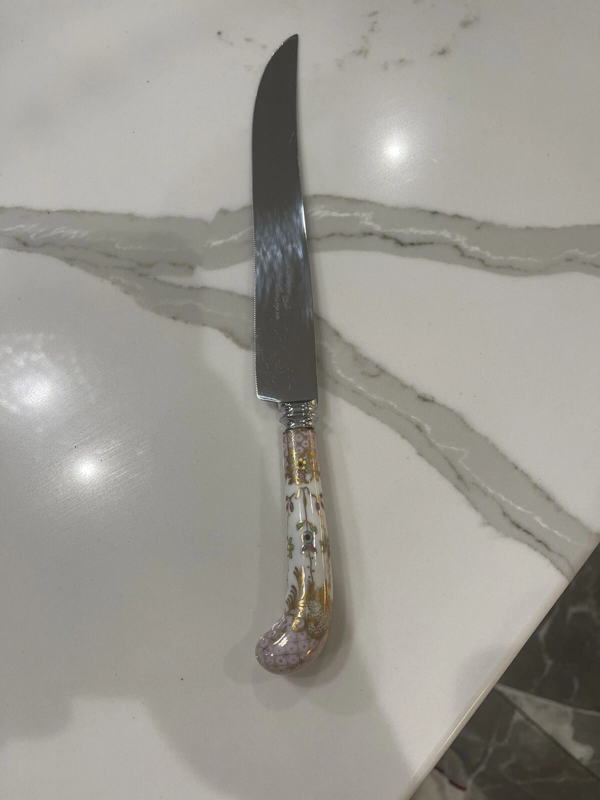 VINTAGE SERRATED STAINLESS STEEL SHEFFIELD ENGLAND KNIFE WITH PORCELAIN HANDLE.
