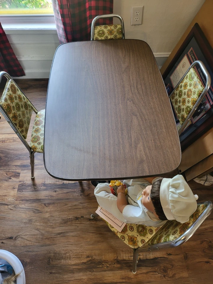 Mesa infantil vintage Mid-Century años 60 con 4 sillas-- Formica con cromo Foto 2 de 4