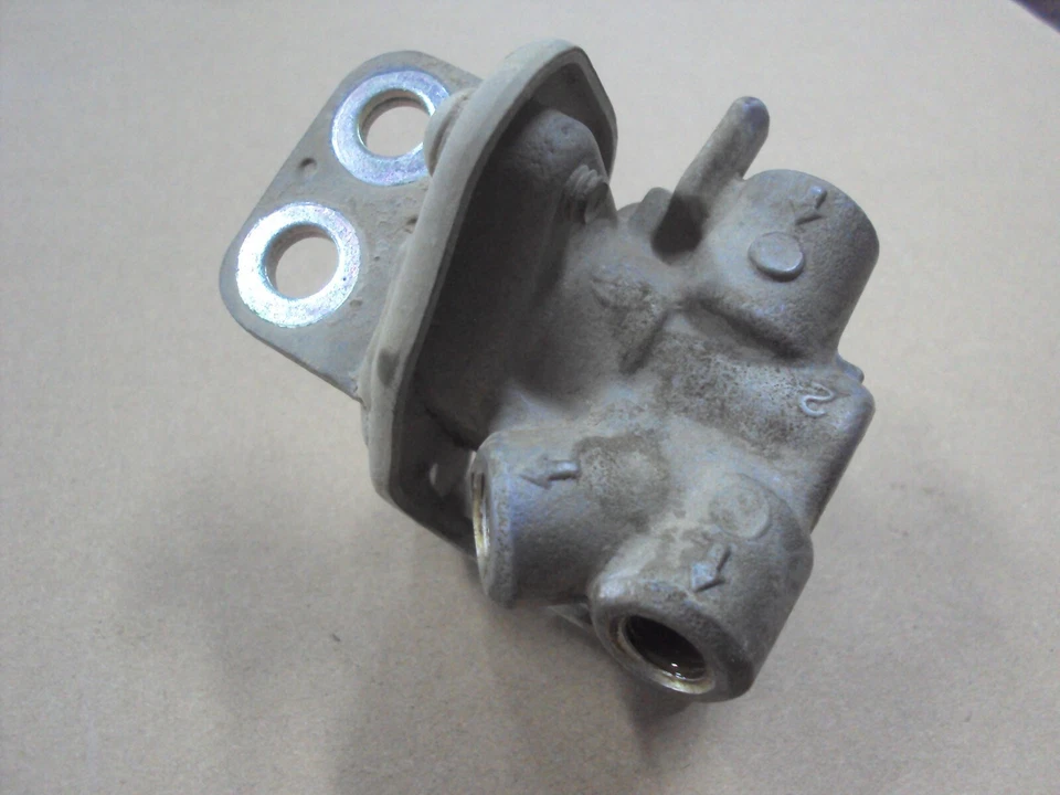 Control de presión de válvula divisor de freno delantero Honda Fourtrax 350 Foreman 86-89 Foto 2 de 2