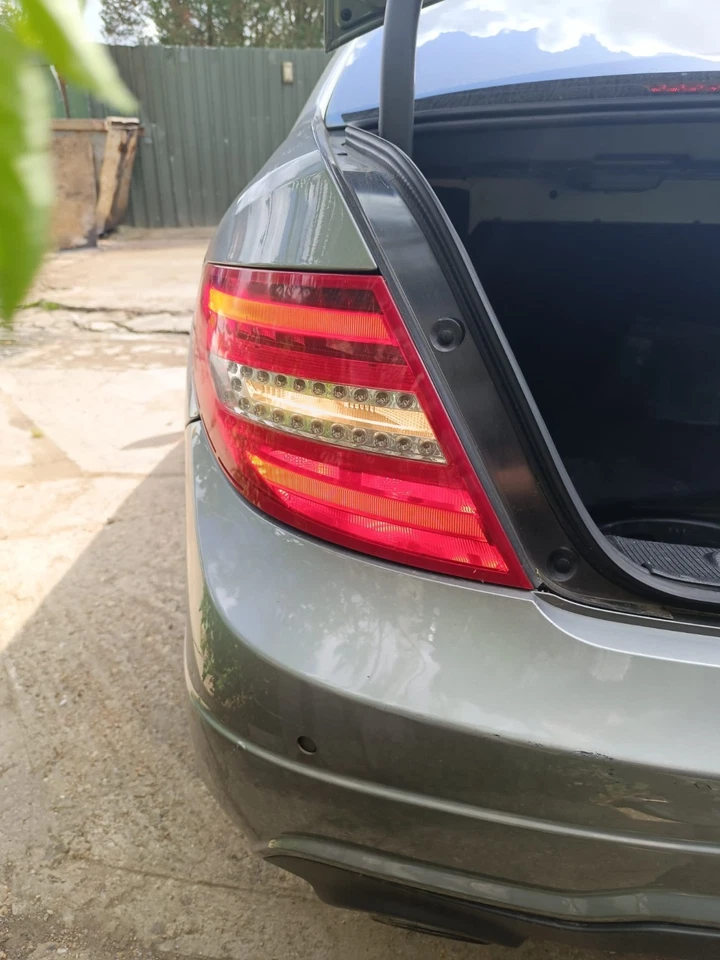 Задний фонарь левый Mercedes Benz C-класса 2011 W204 C220 CDI OEM A2048205464 - Изображение 2 из 4