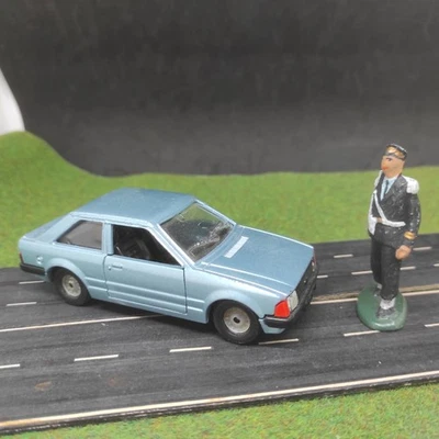 Corgi toys Ford escort 1.3 GL bleu métal 1/32 + personnage - Photo 1/4