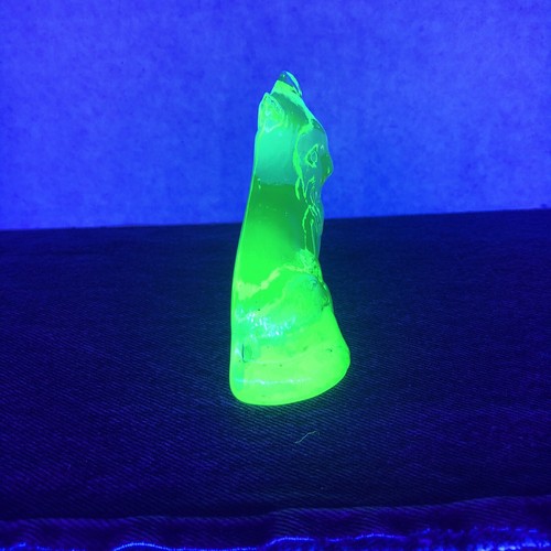 Solid Green Vaseline glass Cat paperweight - Picture 5 of 13