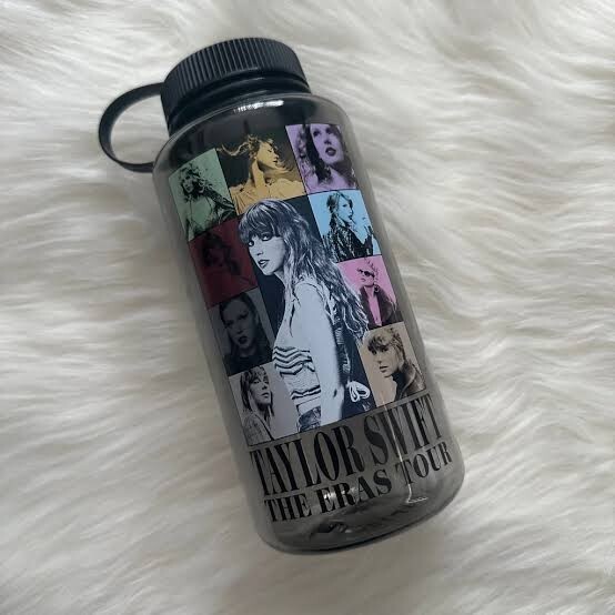 【新品】Taylor Swift The Eras Tour ウォーターボトル 22oz Drink Bottle - Taylor Swift Eras Tour 2 | Glowing Impressions