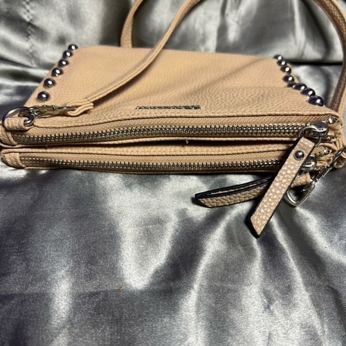 Mini Bolso Bandolera Kenneth Cole Reaction Tachonado Bronceado Guijarro Festival Vegano - Imagen 6 de 8