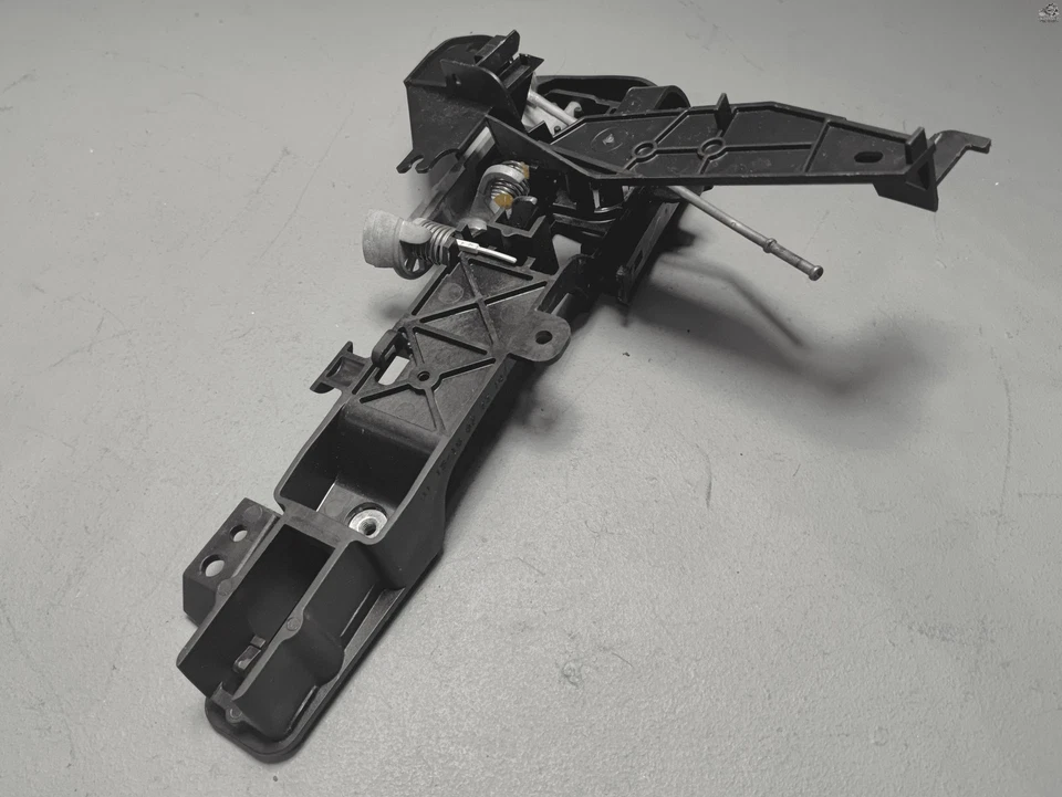 BASE DE MAÇANETA DE PORTA LATERAL DE PASSAGEIRO TRASEIRO COM SUPORTE FABRICANTE DE EQUIPAMENTO ORIGINAL 2011-2019 FORD EXPLORER - Imagem 3 de 4