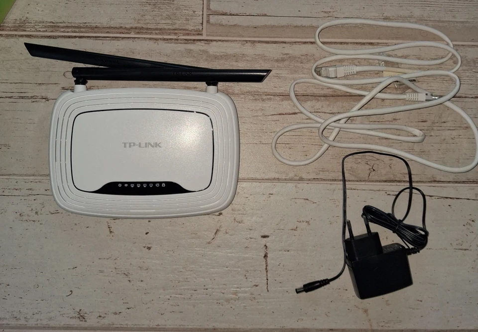 TP-LINK 300 Mbps WIRELESS N ROUTER MODEL No. TL-WR841N + ALIMENTATORE + GUIDE - Immagine 2 di 4